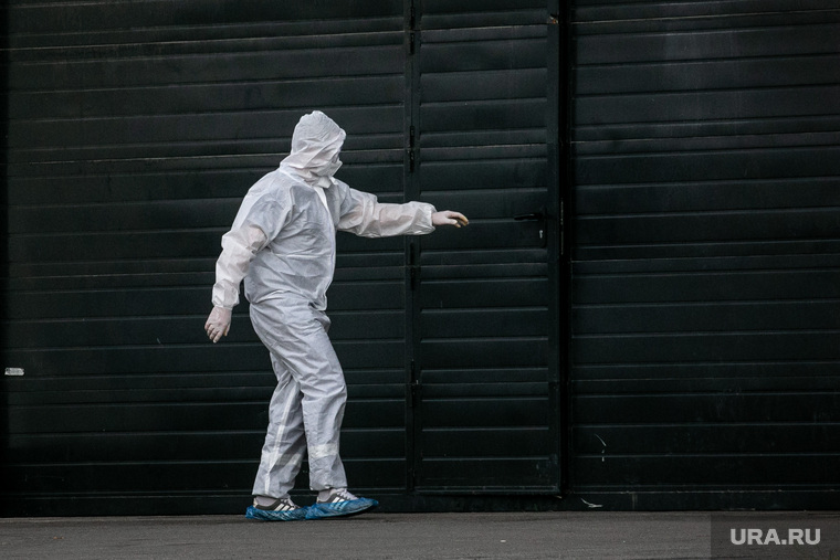 Доставка пациентов скорой помощью в ГКБ №40 «Коммунарка» во время пандемии SARS-CoV-2. Москва, защитный костюм, врач, фельдшер, медики, противочумной костюм, карантинный центр