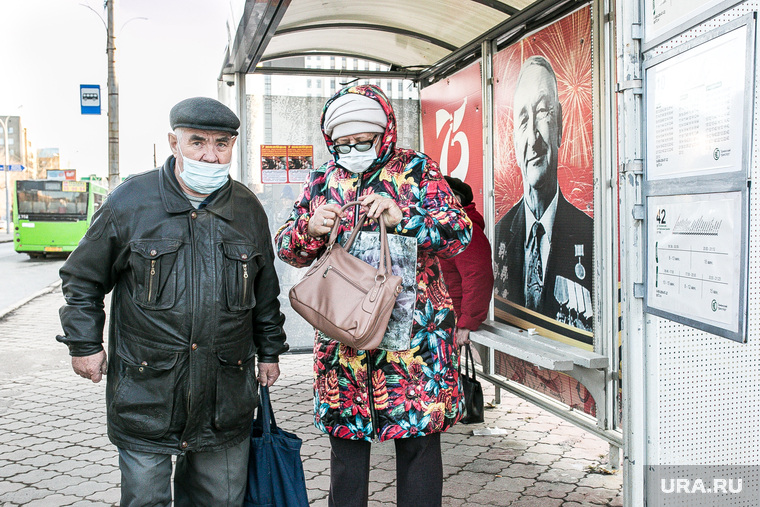 Люди в городе. Тюмень, остановка, автобусная остановка, люди в масках, пенсионеры