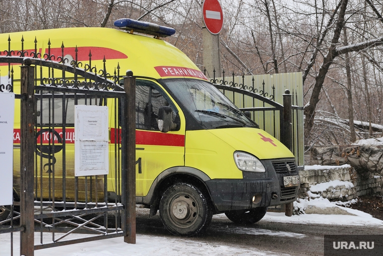 Машины скорой помощи в красной зоне городской больницы №2. Курган , машина реанимации, реанимация, машина скорой помощи, медицина, зона карантина, пандемия коронавируса, красная зона, скорая помошь