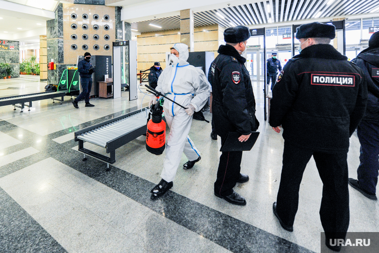 Дезинфекция и проверка масочного режима на железнодорожном вокзале. Челябинск, досмотр, защитный костюм, дезинфекция, полиция, санитарная обработка, жд вокзал челябинск