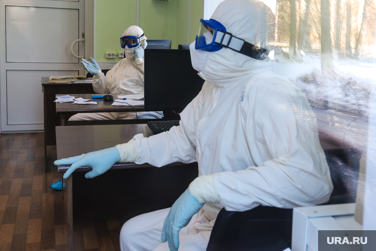 Сенатор Сергей Муратов вручает медикам второй горбольницы кислородные концентраты. Курган, защитный костюм, приемный покой, врач, фельдшер, медики, средства защиты