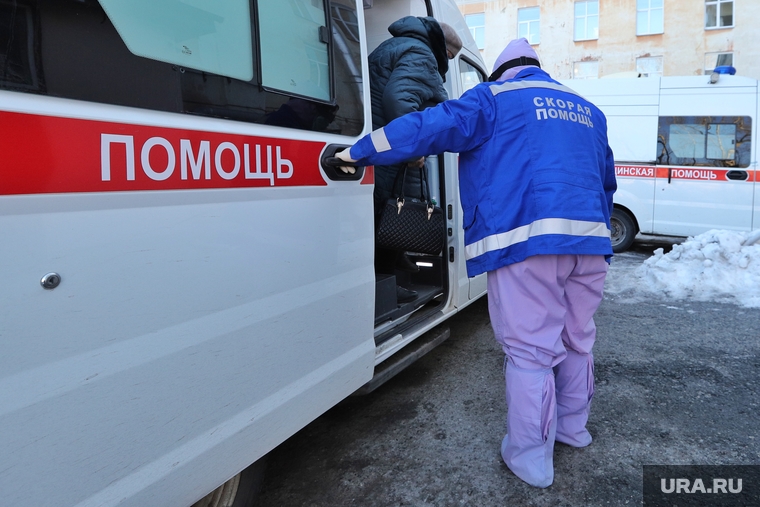 Приёмный покой в красной зоне городской больницы. Курган, защитный костюм, медики, фельдшер, зона карантина, красная зона, городская больница 2, скорая помощь
