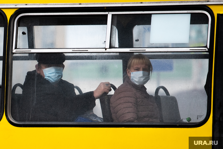 Екатеринбург во время пандемии коронавируса COVID-19, общественный транспорт, медицинская маска, защитная маска, маска на лицо