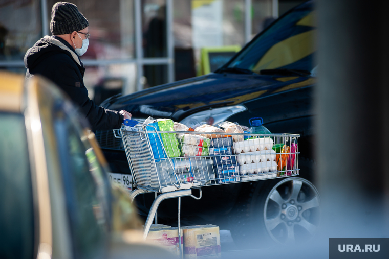Люди закупают продукты в гипермаркетах во время пандемии коронавируса. Екатеринбург, корзина, продукты, тележка, гипермаркет, супермаркет, пандемия коронавируса
