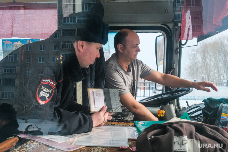 Профилактическое мероприятие «Автобус» Дорожные полицейские проверяют соответствие технического состояния. Курган, водитель автобуса, пазик, автобус, маршрутка, проверка документов, паз, водитель маршртуки
