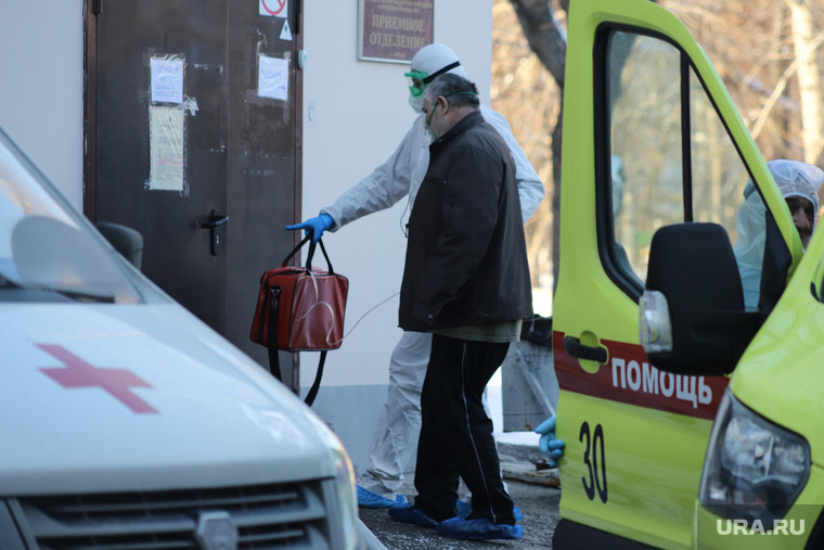 Работа фельдшеров скорой помощи в условиях коронавирусной инфекции на территории городской больницы №2. Курган, защитный костюм, приемный покой, фельдшер, пандемия коронавируса, средства защиты, водитель скорой помощи, скорая помощь