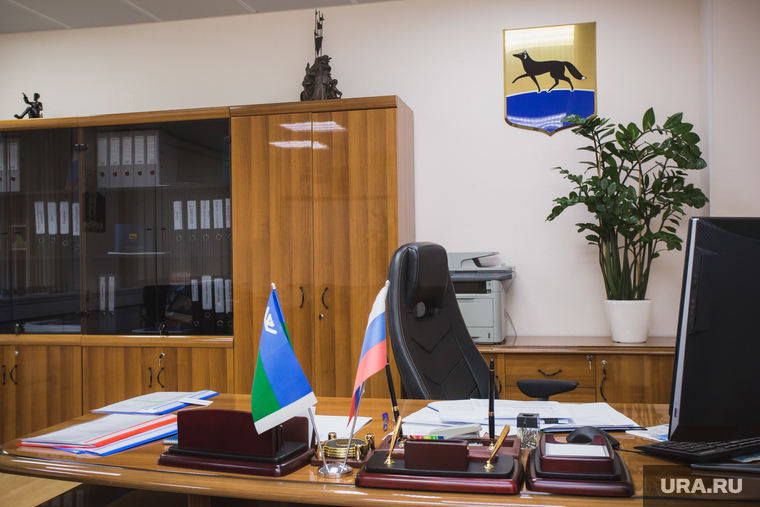 Интервью с новым заместителем главы Сургута Владимиром Шмидтом. Сургут, кабинет чиновника, герб сургута