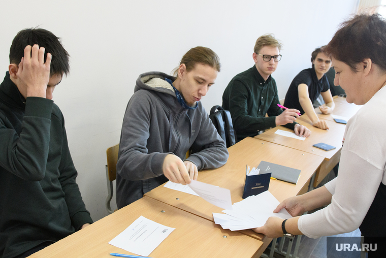 Студенты УрФУ в экзаменационный период. Екатеринбург, университет, вуз, экзамен, учеба, высшее образование, высшее учебное заведение, студенты