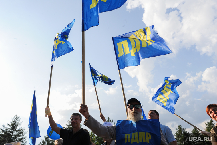 Митинг ЛДПР посвященный Дню российского флага, на Алом поле. Челябинск, пенсионер, флаги лдпр, лдпр, старик