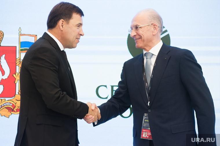 ИННОПРОМ-2019. Подписание соглашения о реализации инвестиционного проекта по строительству молочно-товарной фермы. Екатеринбург, рукопожатие, куйвашев евгений, черкашин владимир