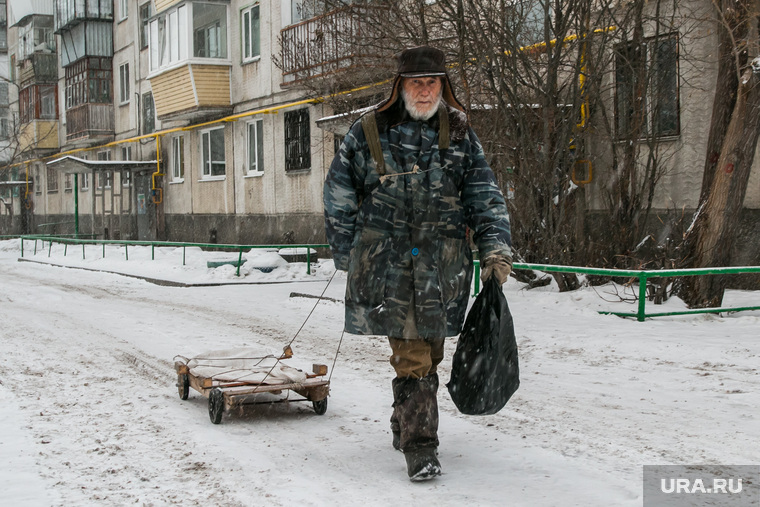 Разное. Курган, пенсионер, зима, тележка, санки, пожилой мужчина, старик, нищий, пакет в руке