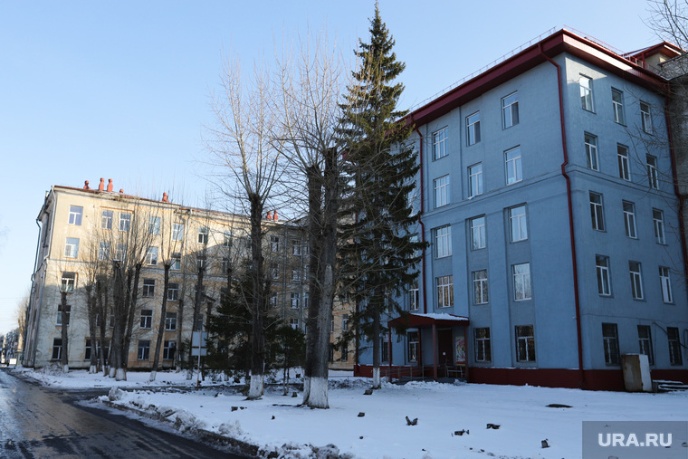 Сенатор Сергей Муратов вручает медикам второй горбольницы кислородные концентраты. Курган, горбольница 2, больница №2