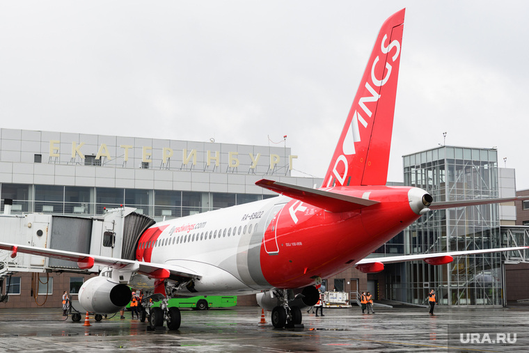Подготовка рейса авиакомпании Red Wings Екатеринбург-Саратов. Екатеринбург, ред вингс, сухой суперджет, ssj100, sukhoi superjet100, авиакомпания red wings, ssj100-95b