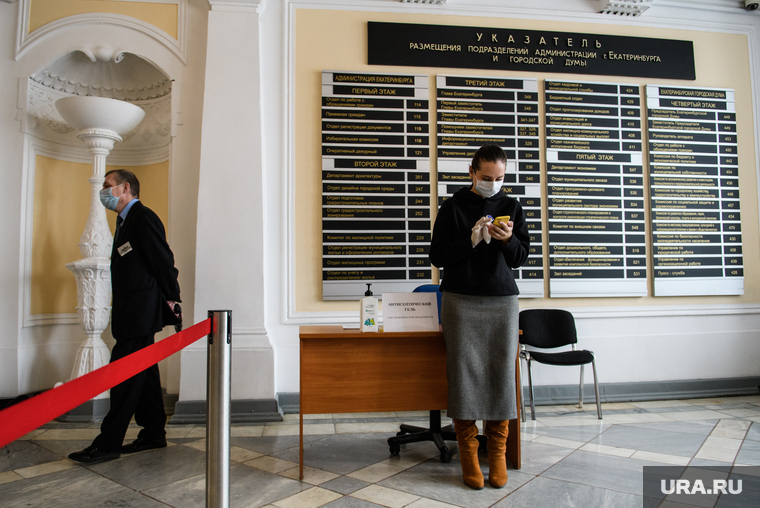 Меры предосторожности по коронавирусу на входе в администрацию Екатеринбурга. Екатеринбург, администрация екатеринбурга, кпп, профилактика, мэрия екатеринбурга