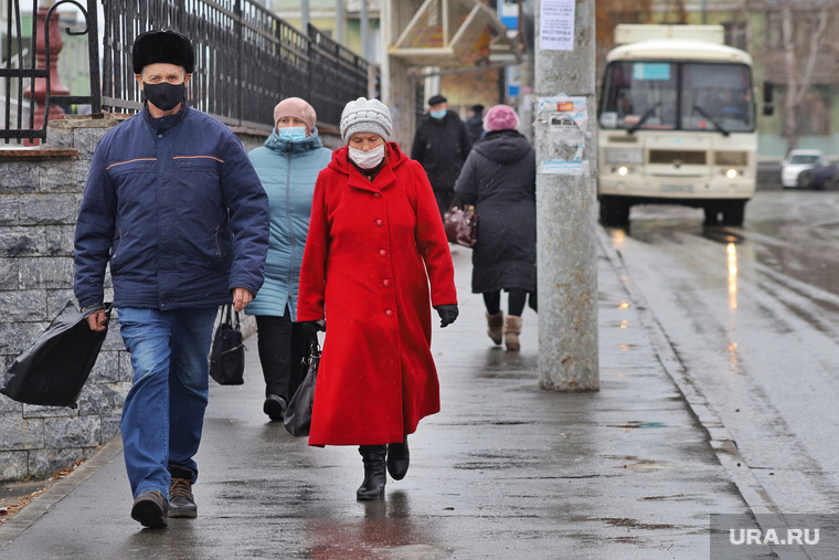 Город.  Курган, автобус, люди в масках, масочный режим