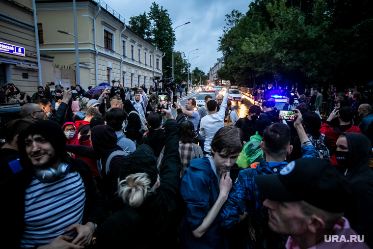 Несанкционированная акция против принятия поправок к Конституции РФ на Пушкинской площади в Москве. Москва. ЛГБТ, митинг, дождь