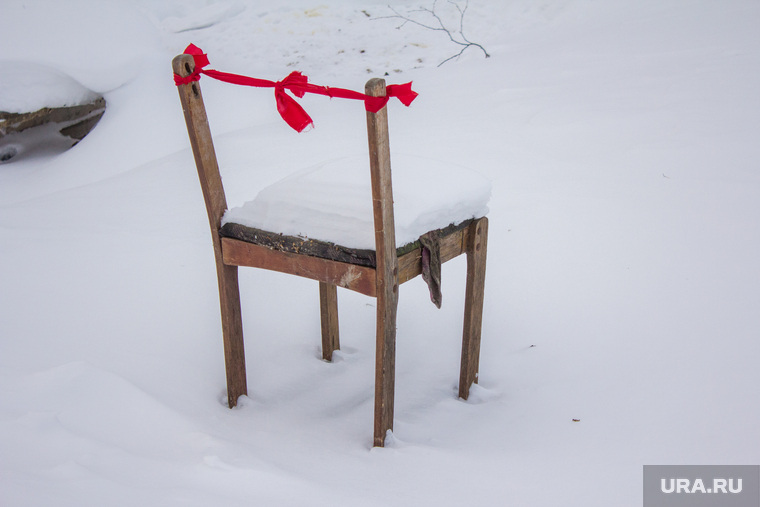 Деревня Шапша. Строительство храма. Ханты-Мансийский район, снег, красная лента, стул, мебель