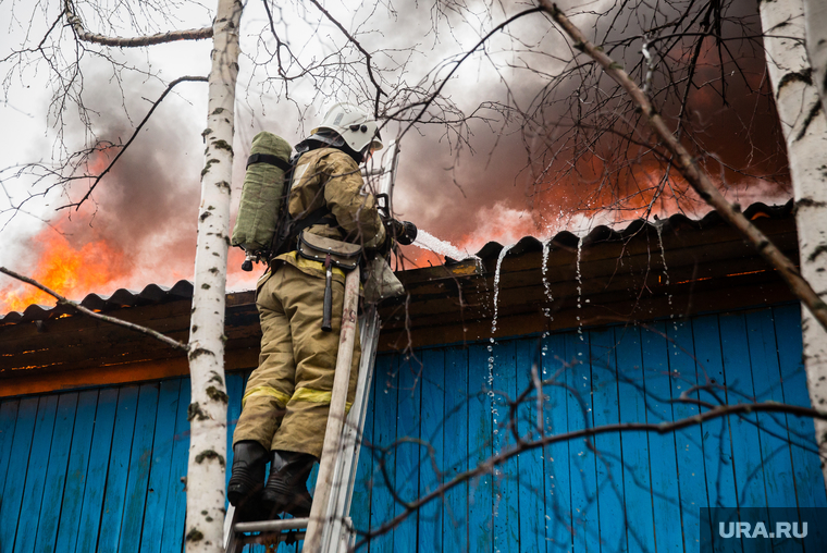 Пожар в расселенном доме, в поселке Солнечный. Сургут, мчс, пожар, огонь, тушение пожара