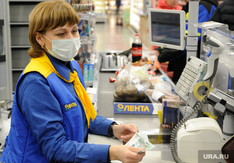 Кассир магазина "Лента" в маске. Тюмень, магазин, кассир, кассирша, лента
