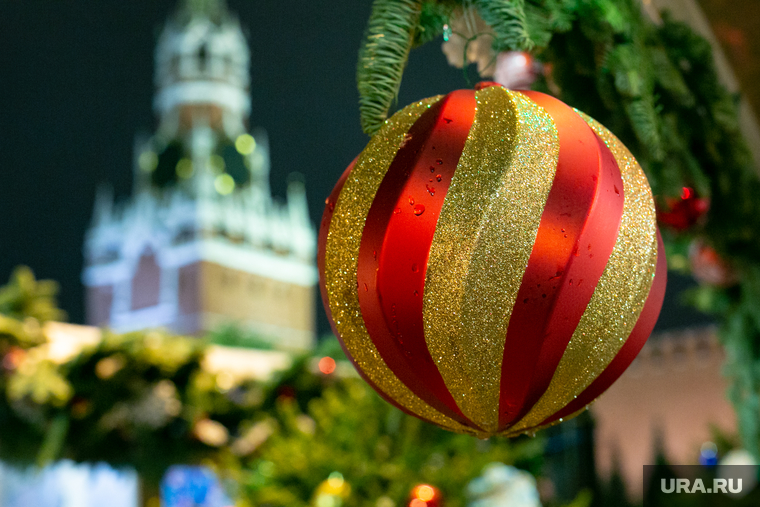 Новогодняя ярмарка на Красной Площади. Москва, кремль, елочный базар, новый год, новогодняя ярмарка, елочные игрушки, спасская башня