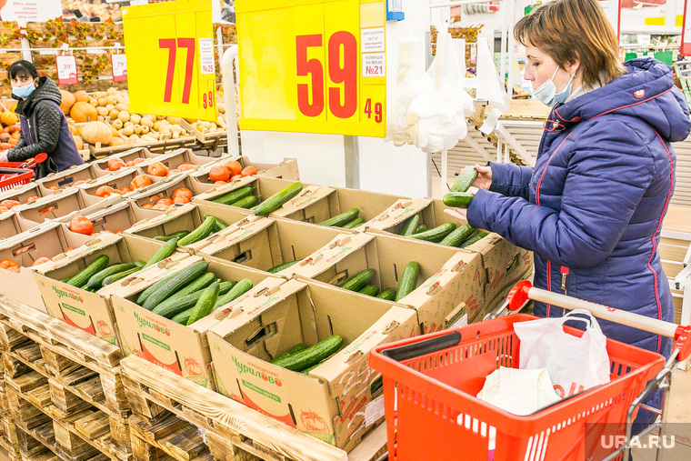 Гипермаркет "Ашан" во время пандемии. Тюмень, покупатели, огурцы, продуктовая корзина, люди в масках, магазин, выбор продуктов
