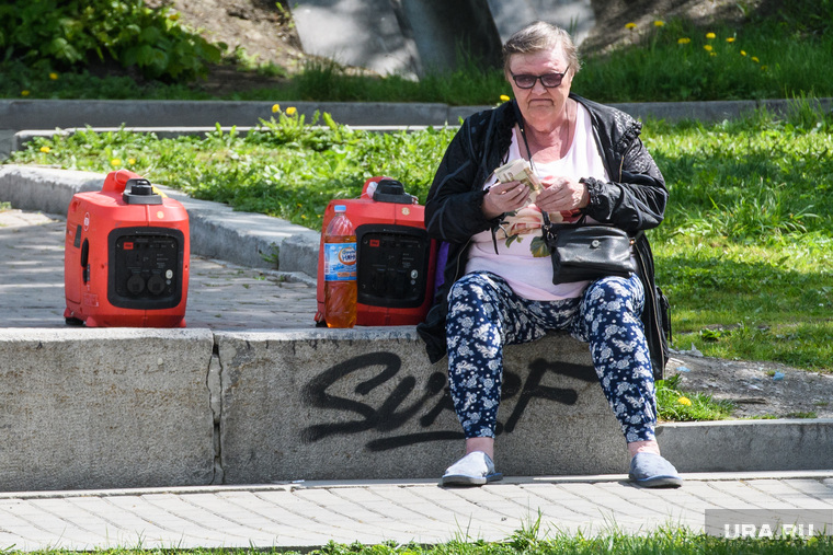 Виды Екатеринбурга, пенсионерка, генератор, пожилая женщина, считает деньги