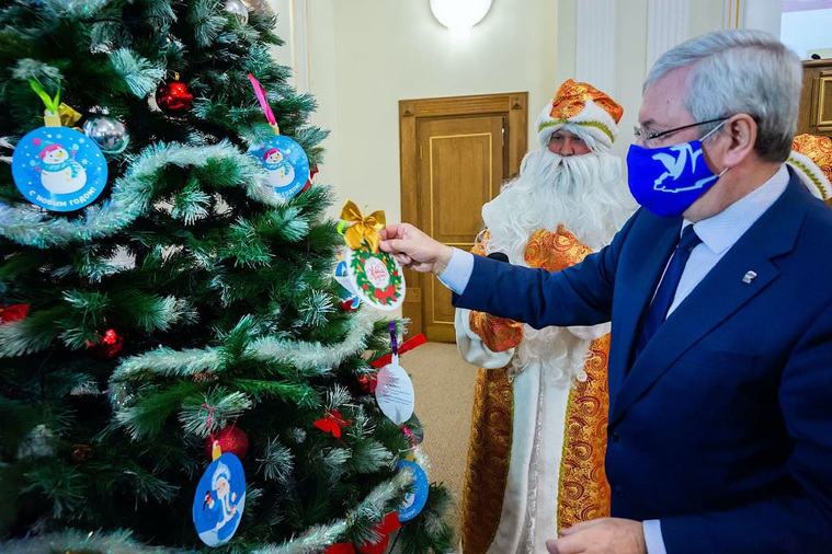 Депутаты заксобрания стали новогодними волшебниками
