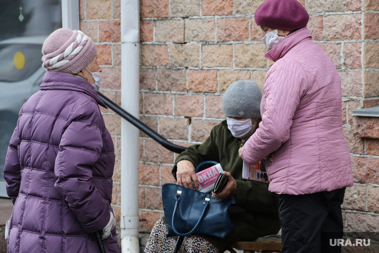 Патруль полиции на улицах города. Курган, пенсионерки, бабушки, пенсия