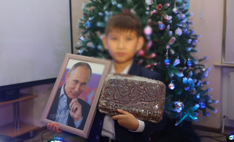 Вместо акций ребенок получил портрет Владимира Путина с автографом