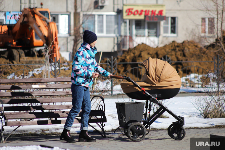 Ремонт дороги на ул. Мальцева. Курган, мама с ребенком, детская коляска, мама с коляской