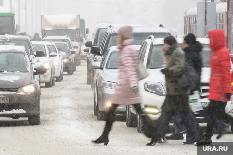 Снег на улицах Екатеринбурга, зима, правила дорожного движения, пешеходы, дорожное движение, зимняя дорога, пдд