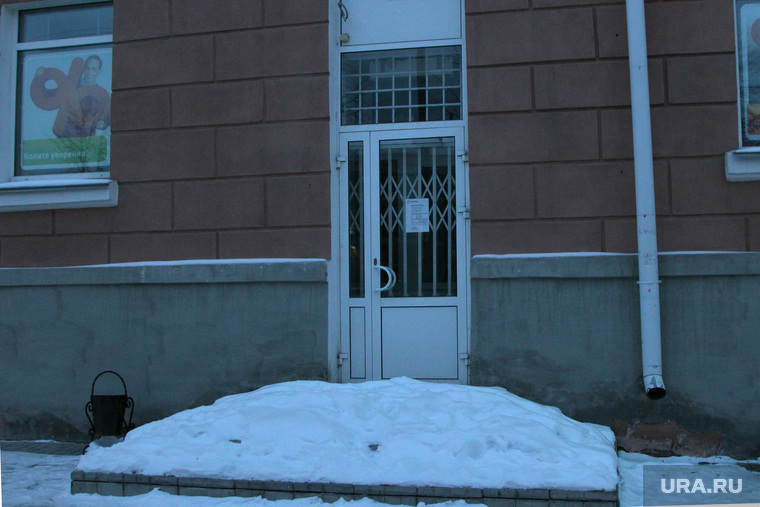 Закрытые банки
Курган, аренда помещений, крыльцо в снегу, закрытый банк