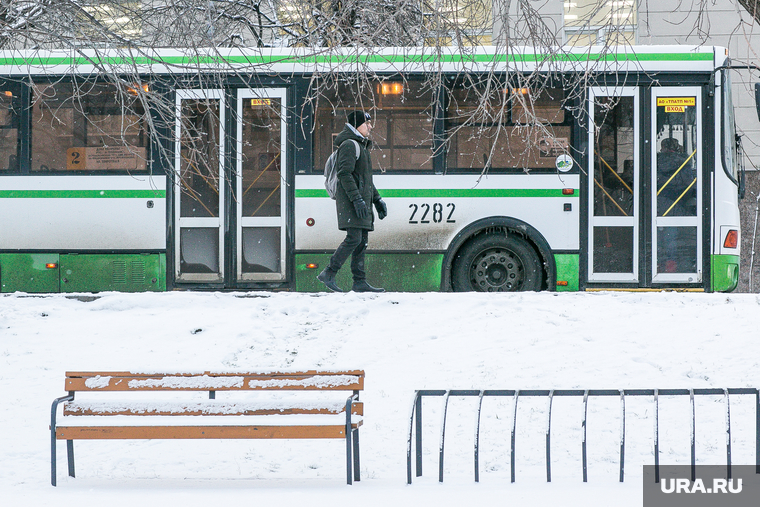 Снежный город. Тюмень, снег, пешеход, скамейка, остановка, зима, автобусная остановка, прохожий, лавочка, автобус