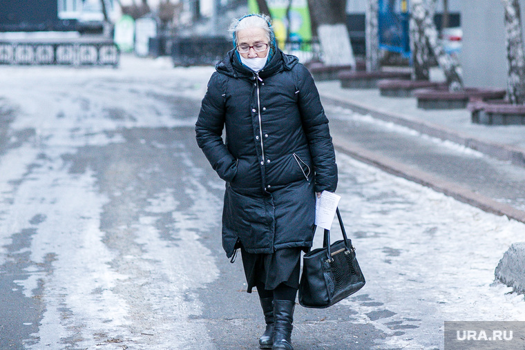 Город во время пандемии. Тюмень, люди в масках, пешеходы