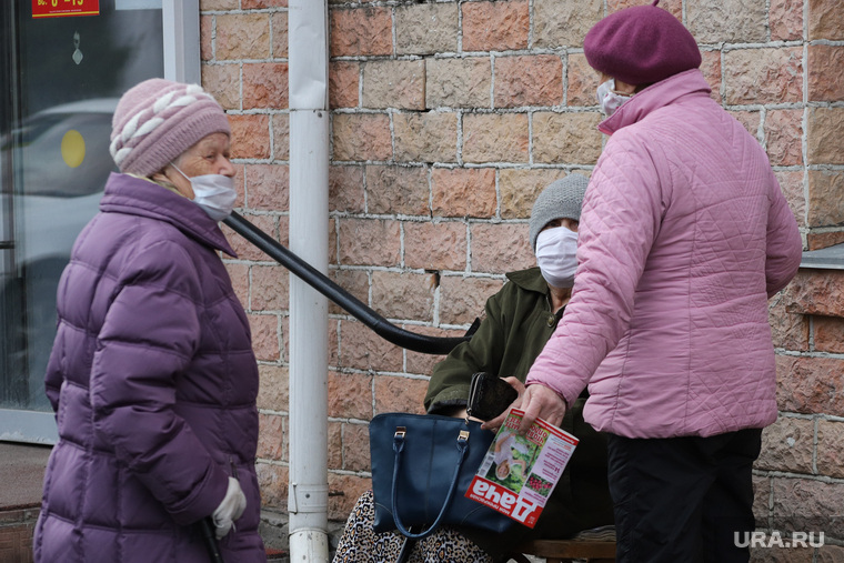 Патруль полиции на улицах города. Курган, пенсионерки, бабушки, женщины, пенсия