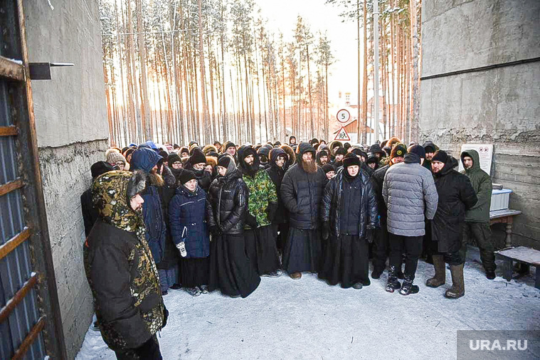Сторонники отца Сергия собрались у монастыря