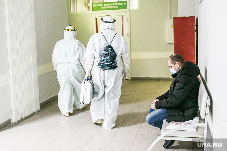 Приемный покой областной инфекционной клинической больницы. Тюмень, защитный костюм, человек в маске, люди в масках, врач, медики
