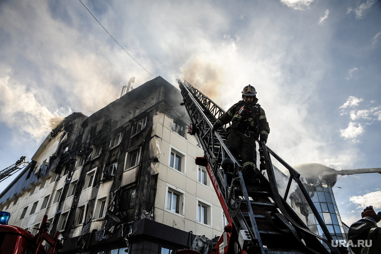Пожар в бизнес-центре Парус. Тюмень, дым, пожар, огонь, тушение пожара, пожарная лестница