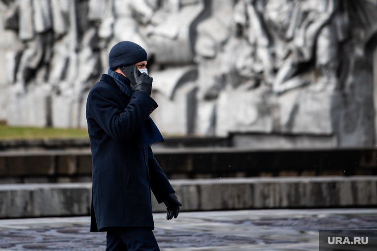 Виды Екатеринбурга, медицинская маска, город, защитная маска, разговаривает по телефону, маска на лицо