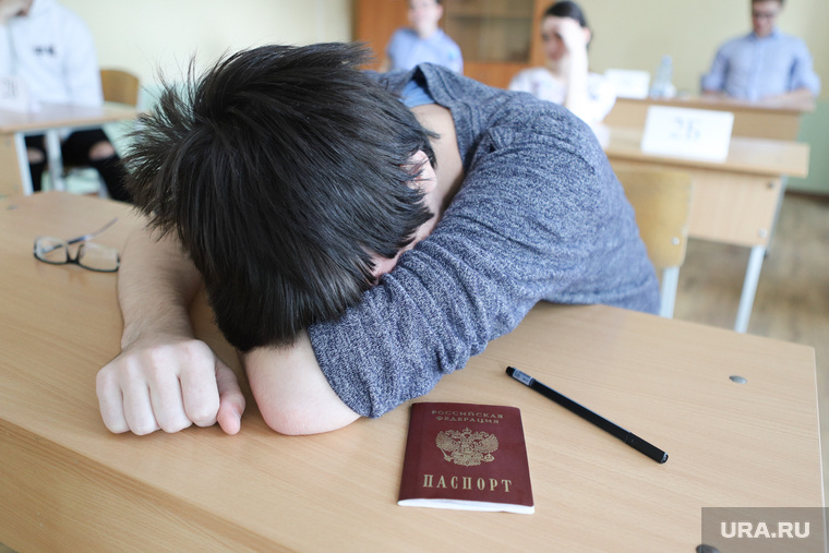 Единый государственный экзамен. Курган, паспорт, егэ, школа, ученики, школьная парта
