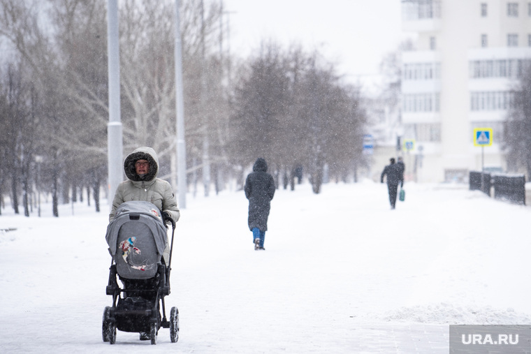 Виды Екатеринбурга, снег, прогулка, зима, женщина с коляской, детская коляска, холод, прогулка с коляской