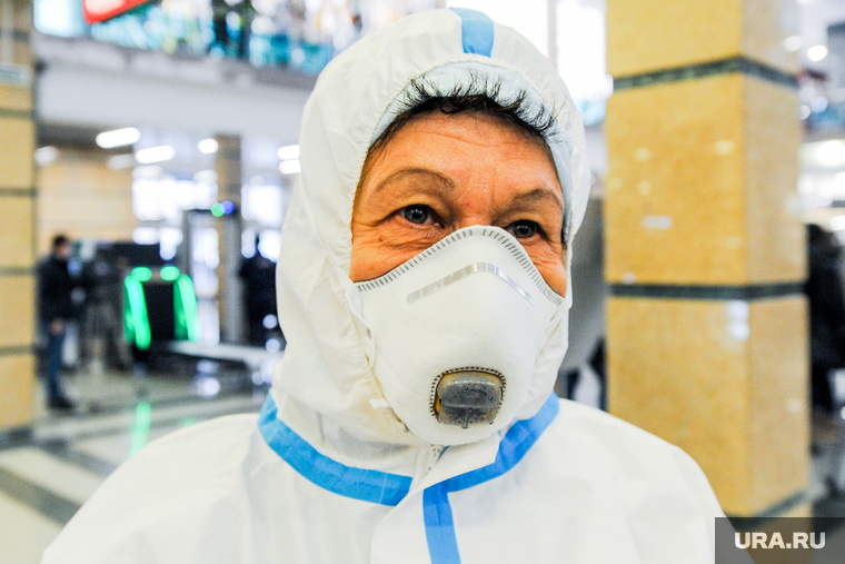 Дезинфекция и проверка масочного режима на железнодорожном вокзале. Челябинск, защитный костюм, дезинфекция, санитарная обработка, жд вокзал челябинск