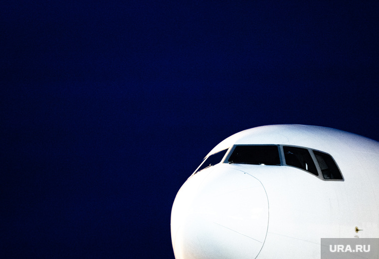 Флагманский самолет Boeing 777-300ER авиакомпании «AZUR air». Екатеринбург, воздушное судно, боинг, триколор, флаг россии, пассажирский самолет, самолет, авиаперевозки
