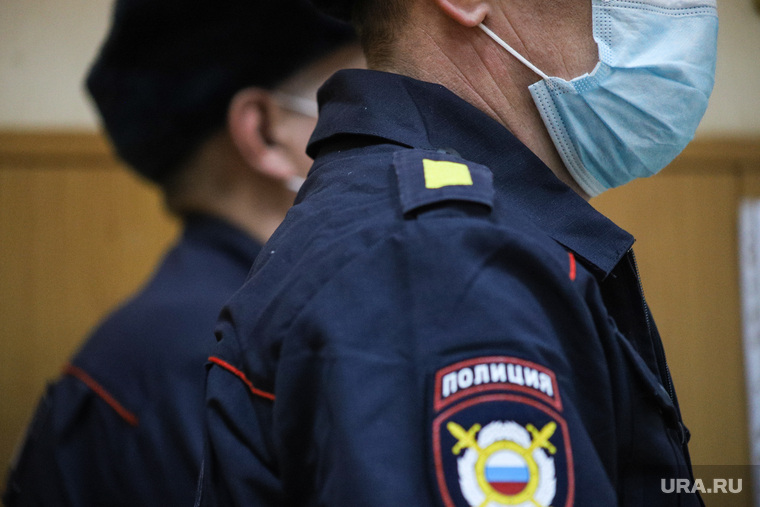 Судебное заседание по уголовному делу бывшего директора "Курганского лесопожарного центра" Шестакова Михаила. Курган, полиция, конвоирование, конвой, масочный режим