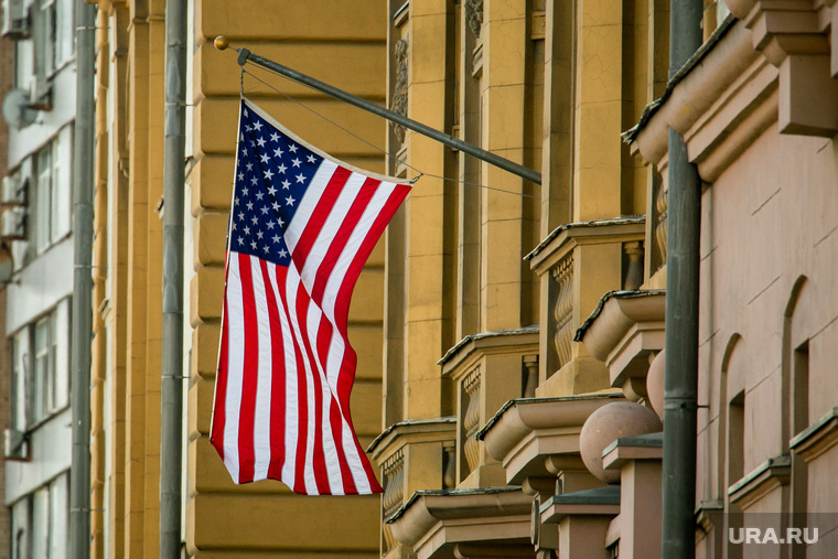 Флаг ЛГБТ на посольстве Соединенных Штатов Америки. Москва, американский флаг, флаг сша, американское посольство, посольство сша