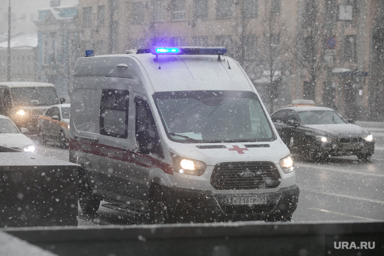 Зима. Москва, зима, пурга, неотложка, вьюга, улица, машина, скорая помощь