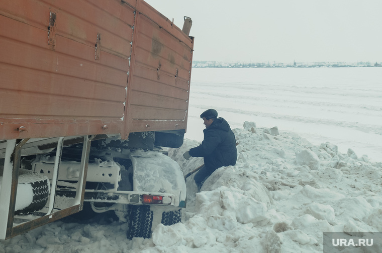 ДТП на трассе зимой. Челябинск, сугроб, снег, камаз, зима, дтп, метель, авария, кювет