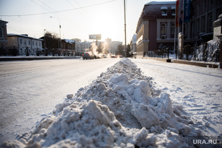 Дороги Екатеринбурга, снег на тротуаре, снег, зима, снег на дорогах