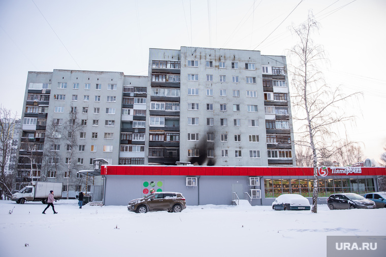 Последствия пожара в девятиэтажном жилом доме на улице Рассветная. Екатеринбург, последствия пожара, улица рассветная
