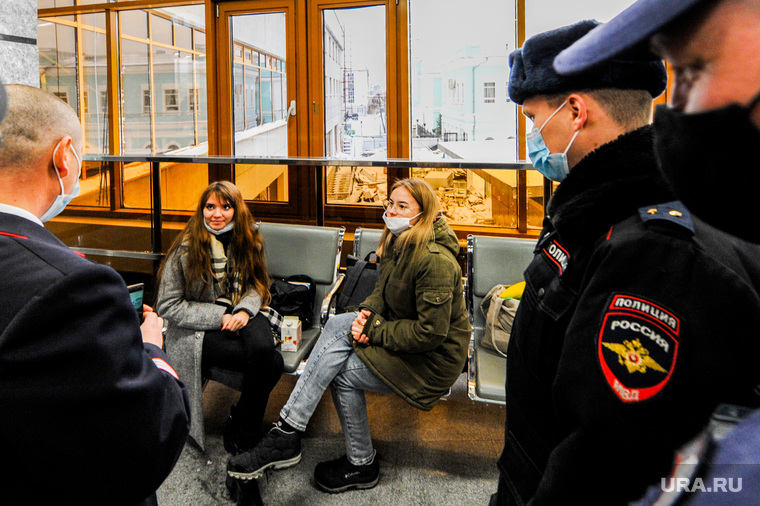 Дезинфекция и проверка масочного режима на железнодорожном вокзале. Челябинск, досмотр, полиция, жд вокзал челябинск